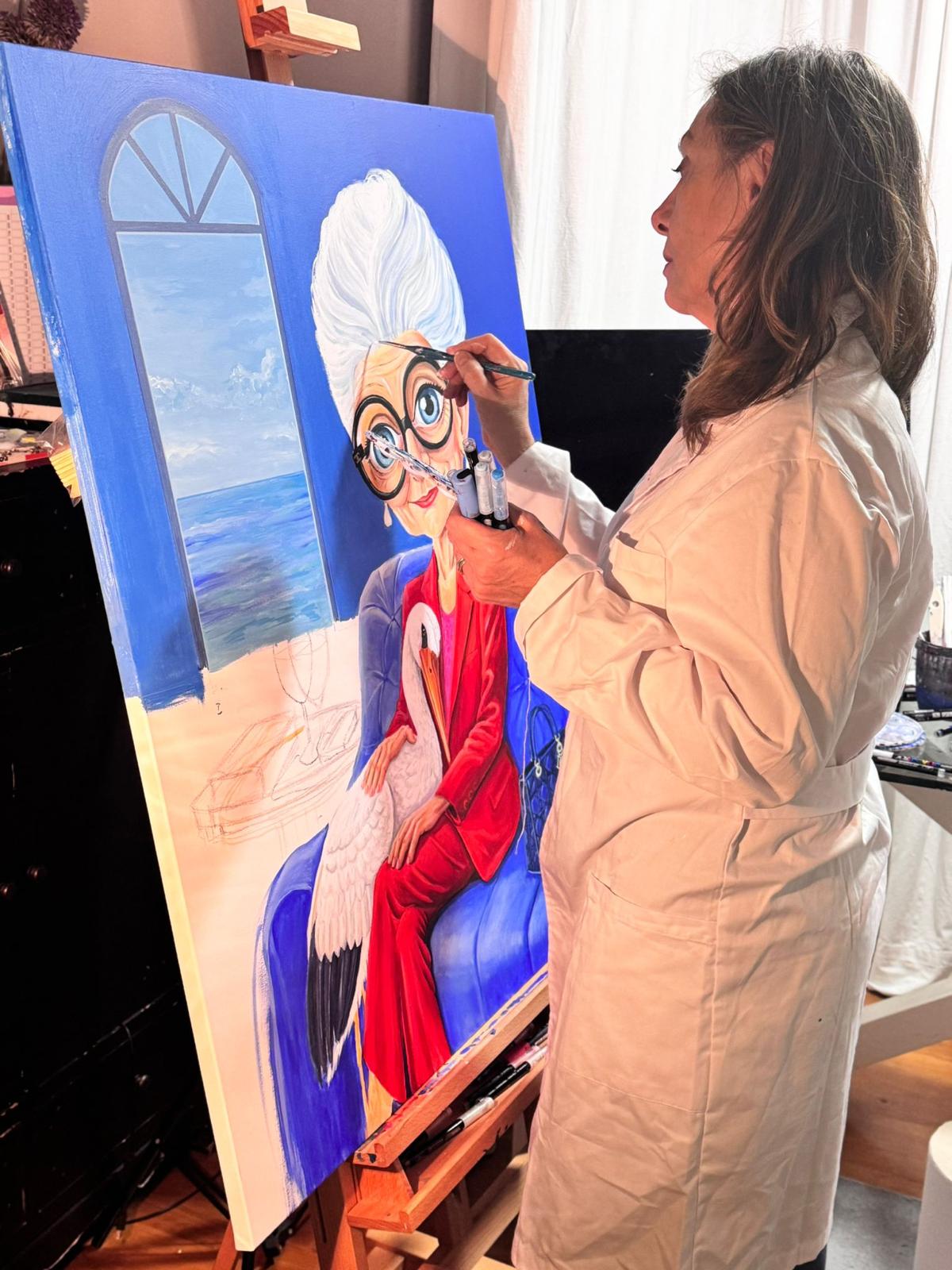 Marifé Núñez trabajando en una obra de ABU-POWER en su estudio